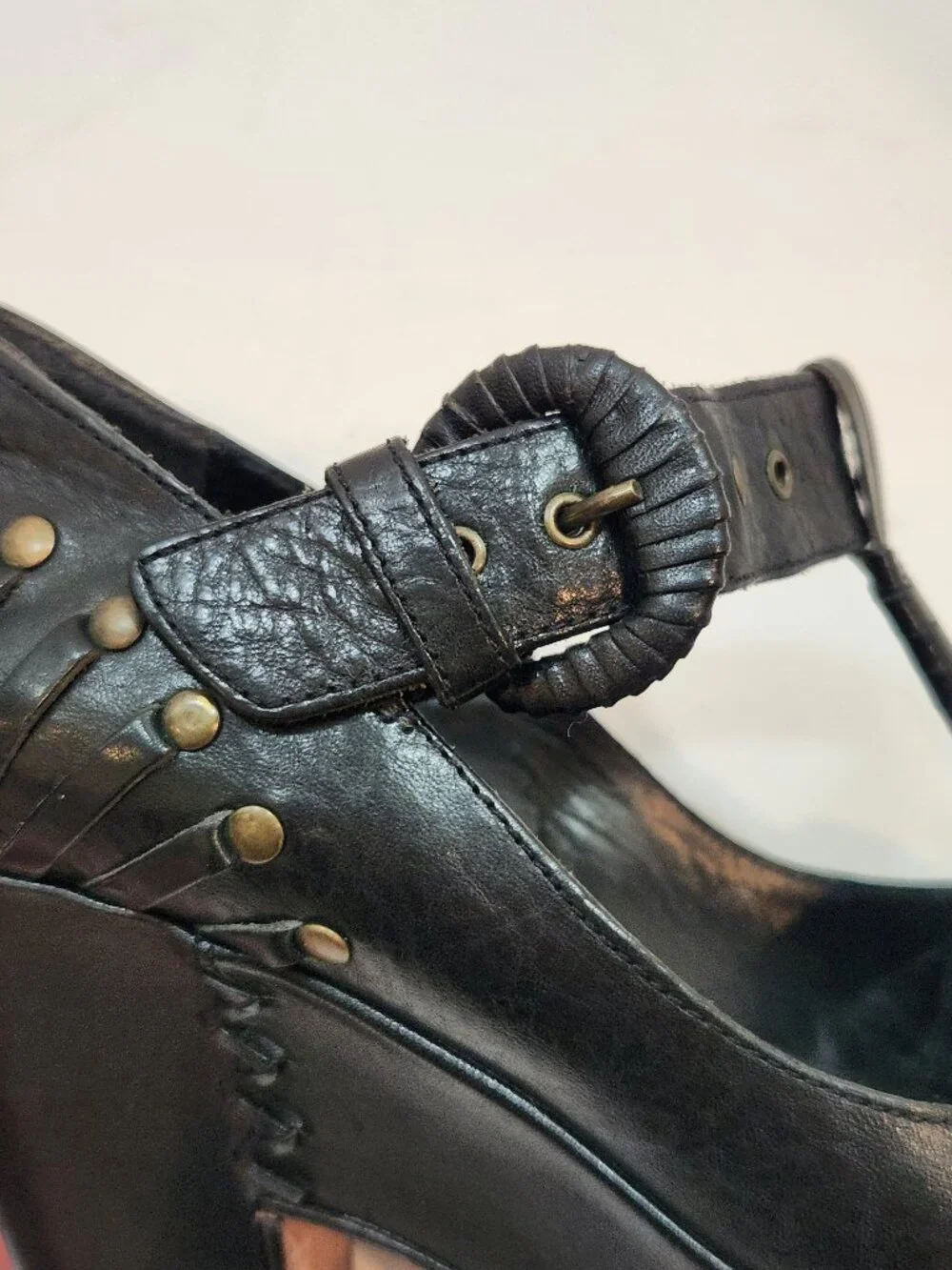 Frye Joy Black Leather Studded T-Strap Platform Sandals Made in Brazil Size 7B